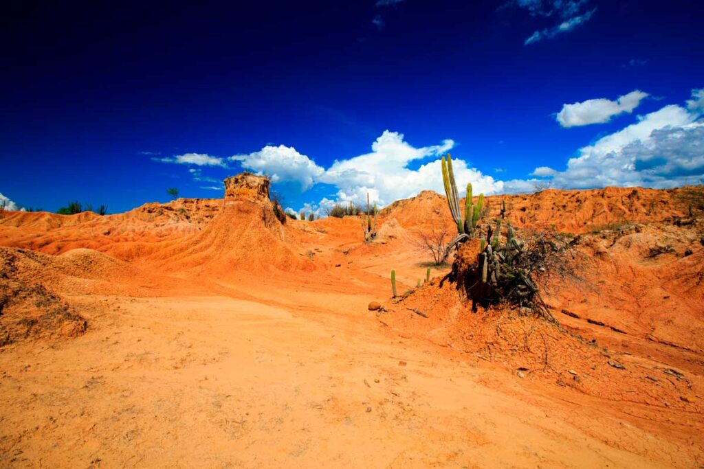 Paisaje geológico del Desierto de la Tatacoa como destino clave de turismo nacional en Colombia