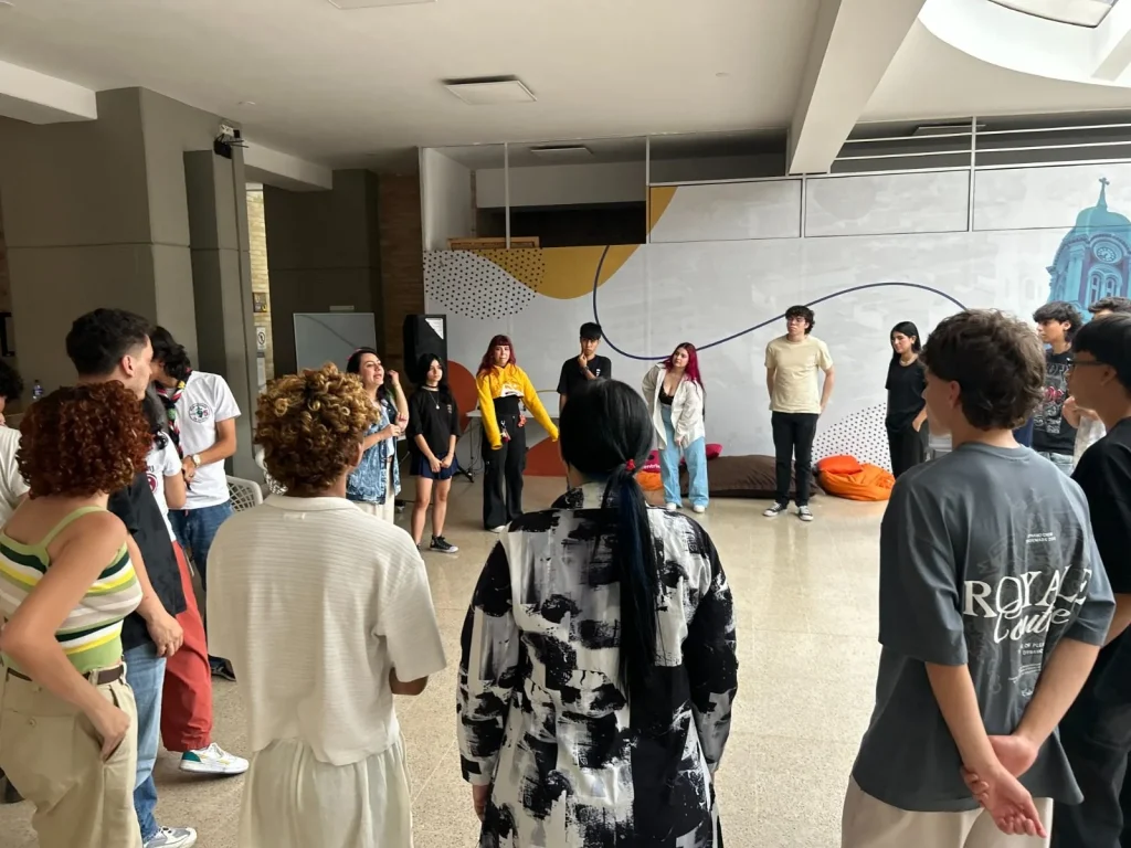 Jóvenes participando en talleres artísticos de la Escuela de Música de Bello