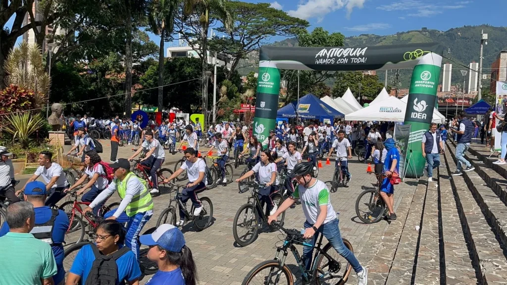 Ciclistas urbanos participando en una rodada de movilidad sostenible por las calles culturales de Bello, Antioquia