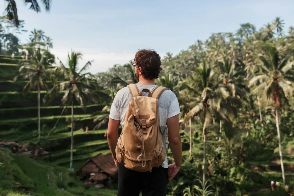 Turistas explorando un destino de naturaleza y conectando con comunidades locales en Colombia