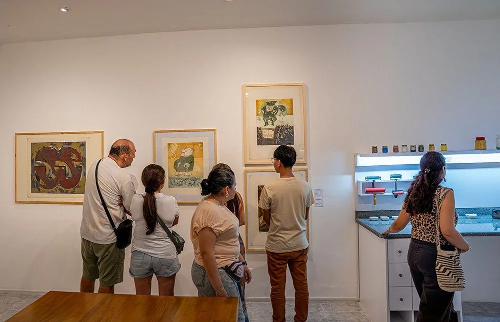 Visitantes observando pinturas y esculturas en la sala 9 del Museo de Arte del Tolima durante la agenda de turismo cultural