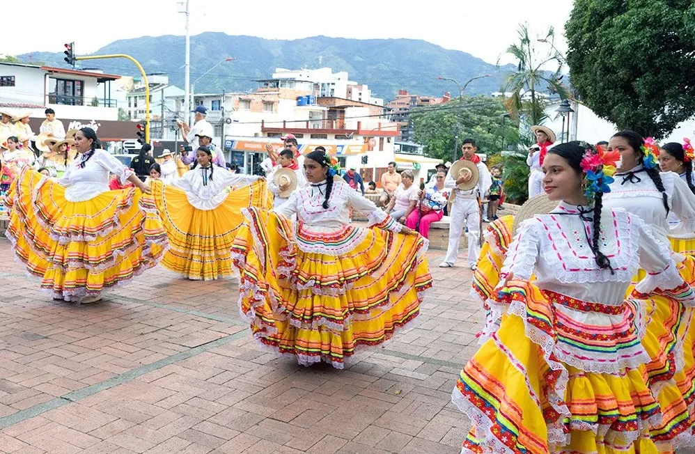 Bailarines típicos colombianos realizando una presentación de danza folclórica en la plaza del museo para impulsar el turismo cultural