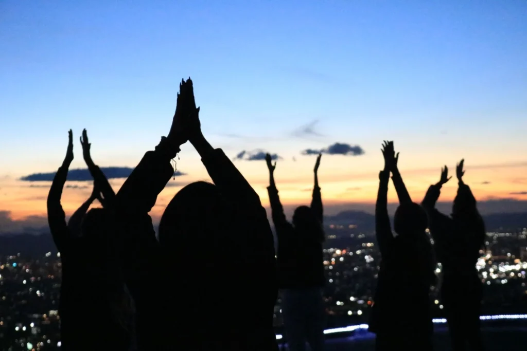 Clase de yoga en las alturas desde el mirador Torre Colpatria con vista panorámica de Bogotá.