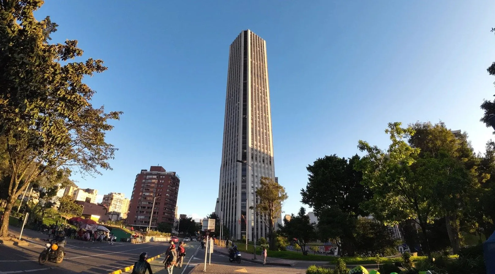 Fachada exterior del edificio emblemático donde se encuentra el mirador Torre Colpatria en el centro de Bogotá.