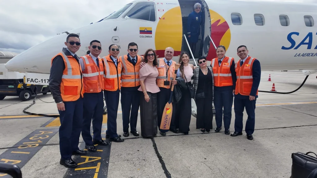 Coronel Diego Hernández Jaramillo, piloto más antiguo de la aerolínea SATENA, sonriendo junto a la aeronave comercial.
