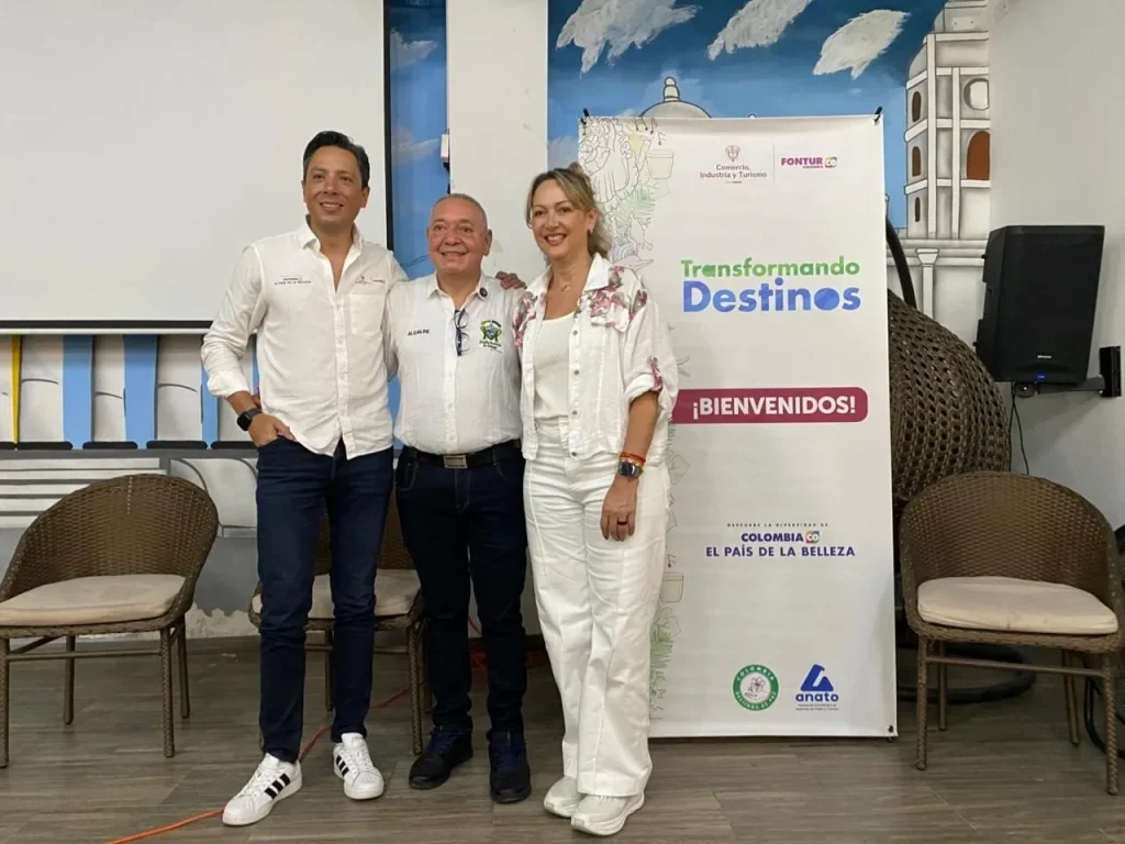 Líderes rurales y agencias de viajes participando en una rueda de negocios de turismo de paz en Magdalena Colombia