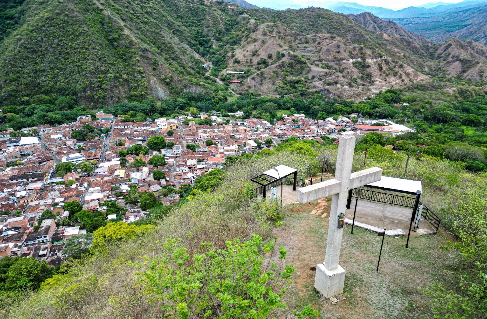 Nuevos miradores paisajísticos y sendero ecológico iluminado en el Cerro de la Cruz en Liborina, Occidente antioqueño