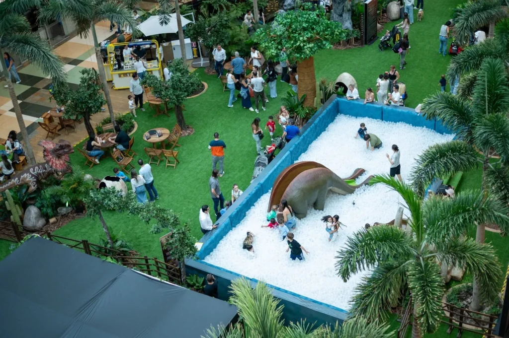 Familias disfrutando de las atracciones de turismo familiar en El Tesoro Parque Comercial de Medellín