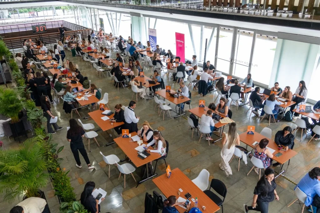Empresarios reunidos en mesas de trabajo durante la rueda de negocios orientada a potenciar el ecosistema turístico de Medellín y Antioquia