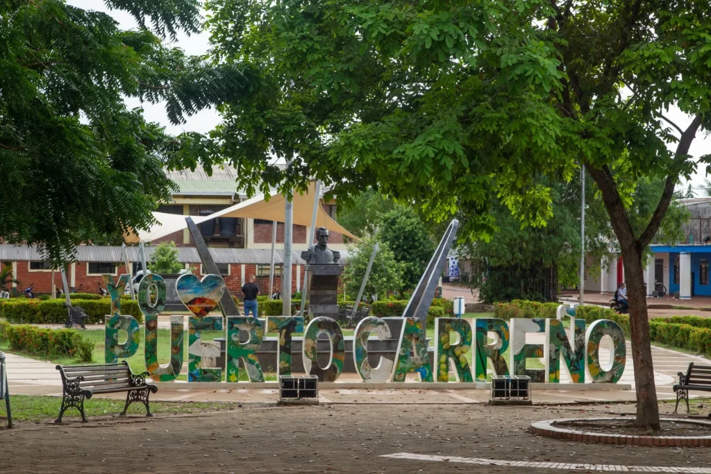 Letrero promocional de Puerto Carreño que resalta los paisajes y la biodiversidad de la Orinoquía colombiana como destino de viaje regional.