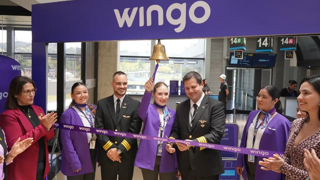 equipo de Wingo cortando cinta inaugural de vuelo a Jamaica desde Medellín
