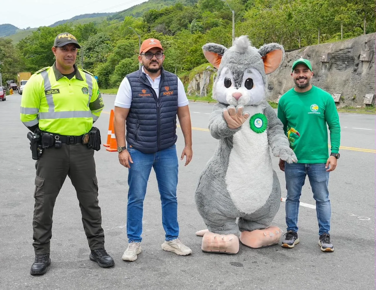 Punto de control ambiental de Corantioquia en la vía entregando volantes informativos a conductores para la protección de la fauna silvestre.