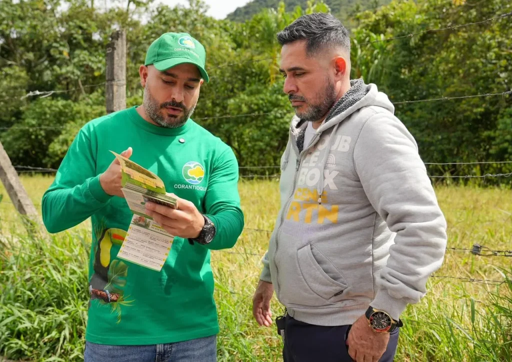 Punto de control ambiental de Corantioquia en la vía entregando volantes informativos a conductores para la protección de la fauna silvestre.
