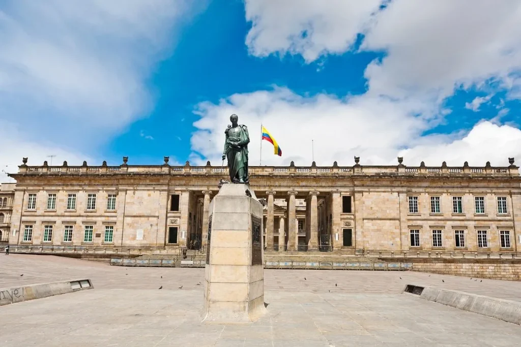 La Plaza de Bolívar de Bogotá con el Capitolio Nacional al fondo representando las alternativas de turismo de ciudad y cultura