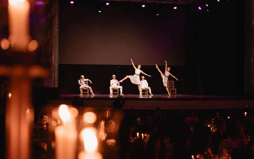 Bailarines del Teatro Metropolitanos de Medellín en evento de turismo experiencial